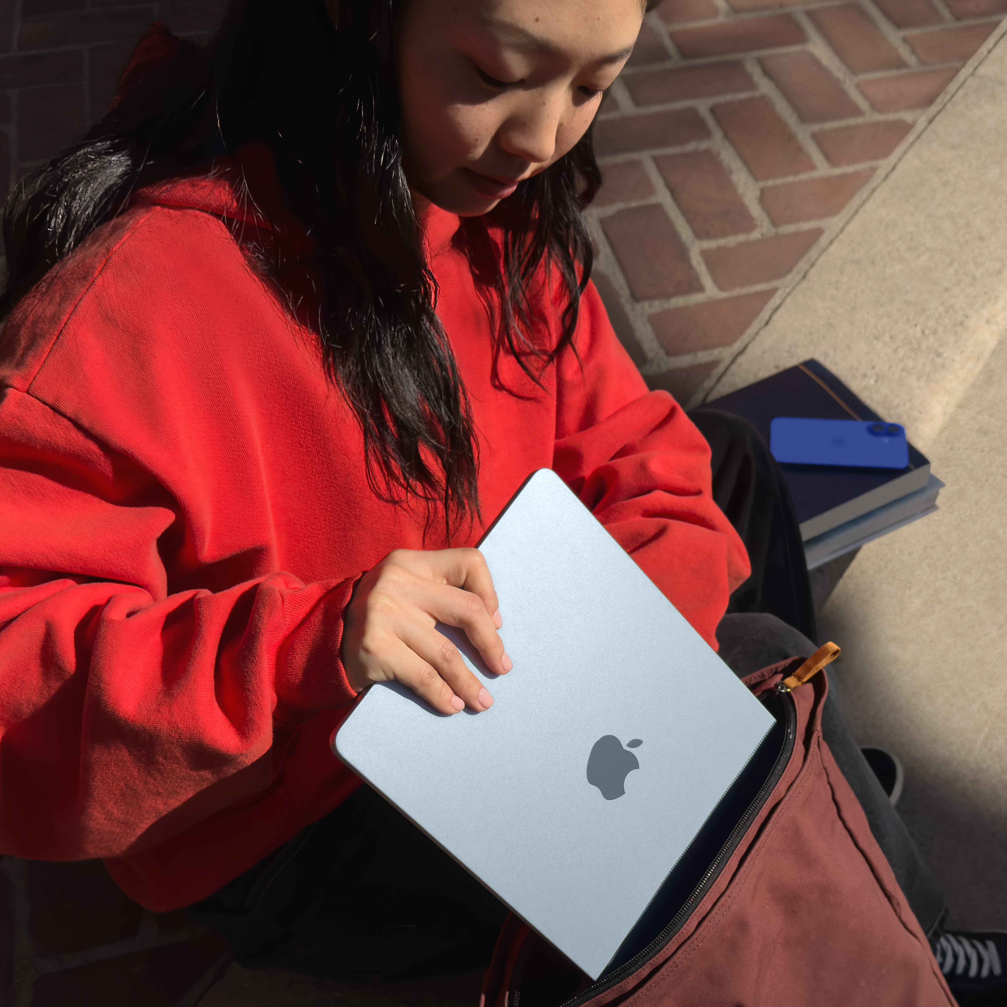 13-inch MacBook Air: Apple M4 chip with 10-Core CPU and 8-Core GPU, 16GB, 256GB SSD - Starlight