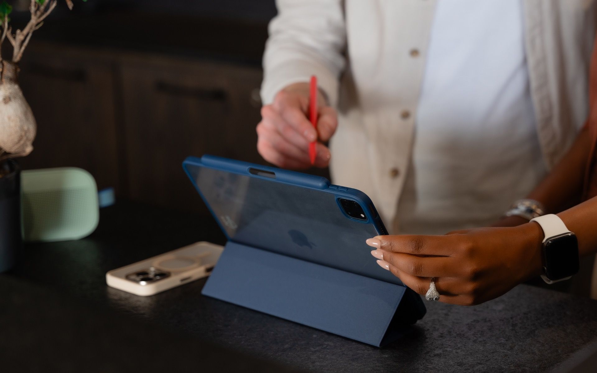 Moov Aspect Tri-Fold Case with Pencil Holder for iPad Air 13-inch/Pro 12.9-inch - Black